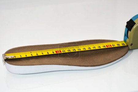 Schuhgröße messen. Maßband misst Einlagen. Schuhgröße Konzept. Nahaufnahme. Schuhwaage messen. Schuhe Größe Guide