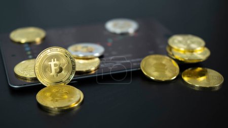 Téléchargez les photos : Bitcoin pièce d'or et sur fond de graphique. Concept de crypto-monnaie virtuelle. crypto-monnaie numérique pour defi décentralisé banque financière p2p échange investissement via Internet technologie en ligne - en image libre de droit