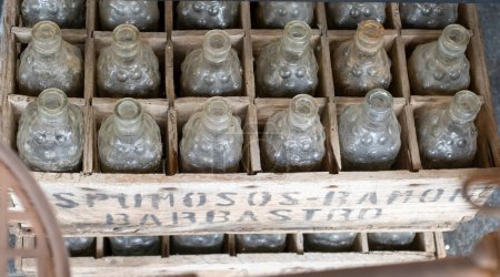 Holzkiste mit leeren Flaschen mit erfrischenden Getränken aus dem letzten Jahrhundert