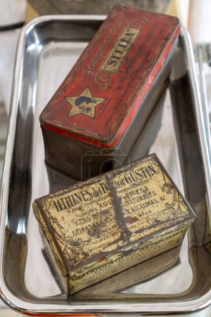Foto de Viejas cajas de pastillas encima de una bandeja de plata del siglo pasado - Imagen libre de derechos