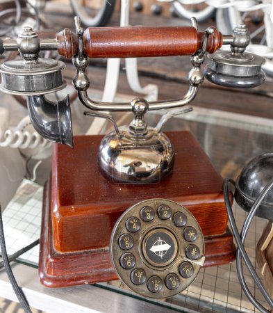 teléfono de madera y metal de estilo antiguo