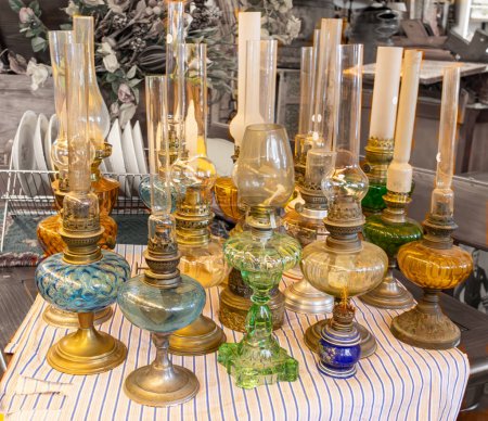 lámparas de vidrio de aceite de color en la tienda de antigüedades