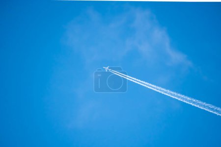 Téléchargez les photos : Avion volant dans le ciel bleu - en image libre de droit