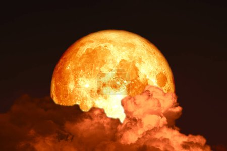 Téléchargez les photos : Super lune de sang et ciel nuageux rouge silhouette dans le ciel nocturne, Eléments de cette image fournie par la NASA - en image libre de droit