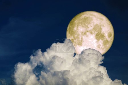 Téléchargez les photos : Pleine lune et nuage de silhouette blanche dans le ciel nocturne, Eléments de cette image fournis par la NASA - en image libre de droit