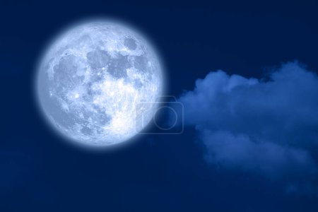 Téléchargez les photos : Super lune bleue et ciel nuageux de silhouette blanche dans le ciel nocturne, Eléments de cette image fournis par la NASA - en image libre de droit