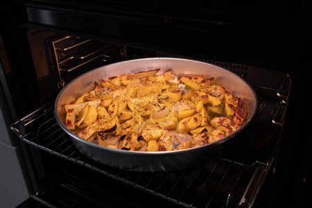 Foto de Las patatas en forma se cuecen en el horno. Foto de alta calidad - Imagen libre de derechos