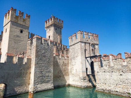 Téléchargez les photos : Le château de Scaligero sur le lac de Garde - en image libre de droit