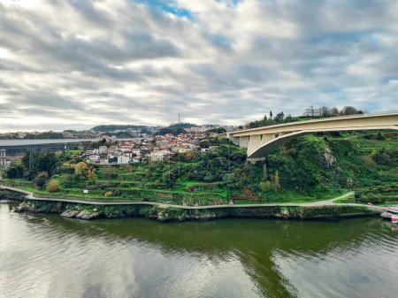 Die Brücke Infante Dom Henrique über den Douro 