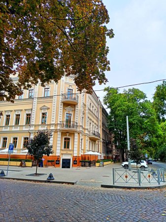 Foto de Una imagen de una increíble combinación de colores iridiscentes de la flora otoñal y la diversidad única de monumentos arquitectónicos en las calles y plazas de Odessa. - Imagen libre de derechos