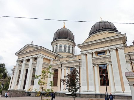 Foto de La asombrosa belleza arquitectónica y la grandeza de las iglesias ortodoxas atrae la atención incluso en un húmedo día nublado de otoño.. - Imagen libre de derechos