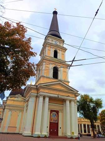 Foto de La asombrosa belleza arquitectónica y la grandeza de las iglesias ortodoxas atrae la atención incluso en un húmedo día nublado de otoño.. - Imagen libre de derechos