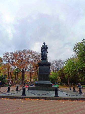 Foto de Monumento al príncipe Vorontsov, uno de los constructores de la antigua Odessa, rodeado de coloridos árboles en el parque central de la ciudad de otoño. - Imagen libre de derechos