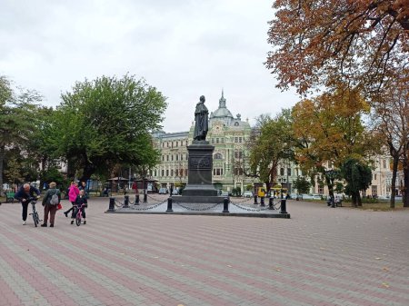 Foto de Monumento al príncipe Vorontsov, uno de los constructores de la antigua Odessa, rodeado de coloridos árboles en el parque central de la ciudad de otoño. - Imagen libre de derechos