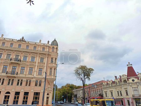 Foto de Panorama del cielo nublado de otoño sobre las torres de los monumentos arquitectónicos únicos de la antigua Odessa. - Imagen libre de derechos