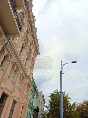 Foto de Echa un vistazo encantado a las composiciones escultóricas en bajorrelieve de las casas antiguas restauradas en la parte central de Odessa. - Imagen libre de derechos