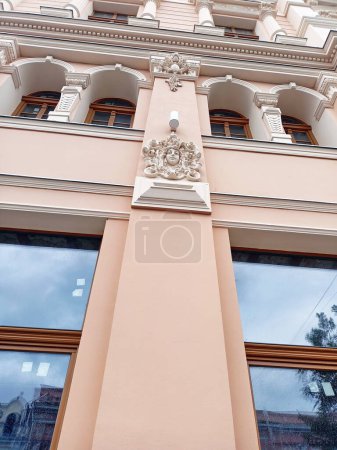Foto de Echa un vistazo encantado a las composiciones escultóricas en bajorrelieve de las casas antiguas restauradas en la parte central de Odessa. - Imagen libre de derechos