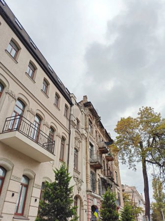 Foto de Miré hacia abajo a la impecablemente limpia fachada restaurada de un edificio medieval en la calle Odesa sobre el fondo de un cielo nublado de otoño. - Imagen libre de derechos