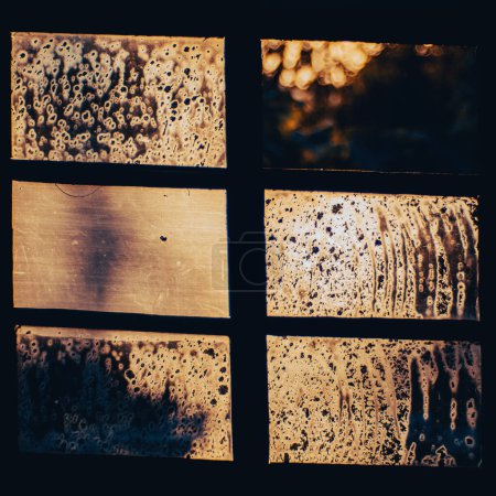 Téléchargez les photos : Couleurs du coucher de soleil devant l'ancienne fenêtre - en image libre de droit