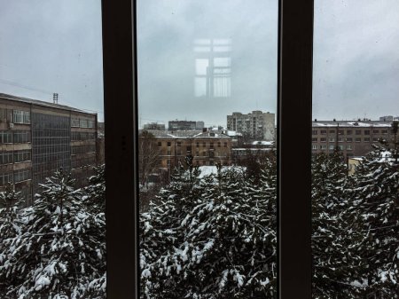 Improvisierter Triptychon-Blick aus dem Fenster auf den Hof der Universität Mariupol