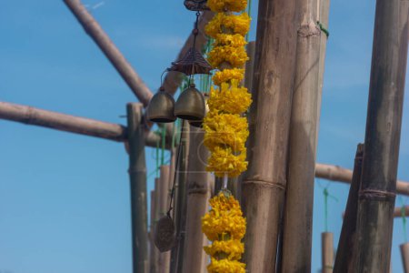 Téléchargez les photos : Cloche à vent avec fleur jaune, fond bleu ciel, campane, mise au point sélective - en image libre de droit