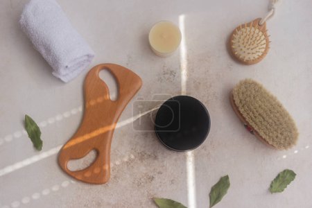 Natural Spa Set mit Borstenbürste und Massagegerät. Trockenes Körperbürsten, ayurvedisches Wellness-Konzept, entspannende Selbstpflege-Routine 