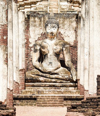 Téléchargez les photos : Statue de Bouddha en latérite. Sukhothai Historique en Thaïlande - en image libre de droit