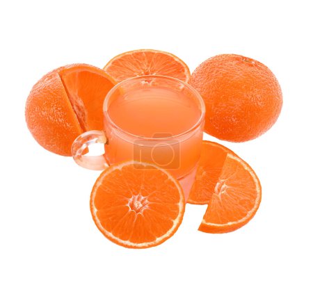 Téléchargez les photos : Jus d'orange et orangeglass isolés sur fond blanc - en image libre de droit