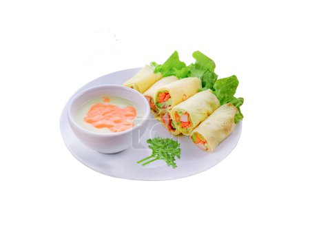 Téléchargez les photos : Rouleau de salade dans une assiette blanche sur fond blanc - en image libre de droit