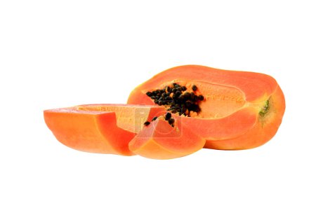 Téléchargez les photos : Papaye mûre tranchée isolée sur fond blanc - en image libre de droit