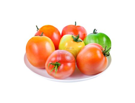 Téléchargez les photos : Légume tomate en assiette blanche isolé sur fond blanc - en image libre de droit