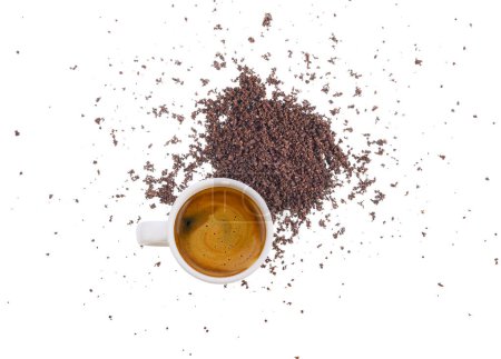 Téléchargez les photos : Tasse de café et poudre sur fond blanc - en image libre de droit