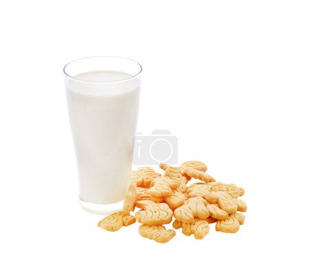 Téléchargez les photos : Verre de lait et craquelins sur fond blanc - en image libre de droit