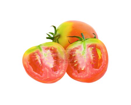 Téléchargez les photos : Tranches de tomates rouges fraîches isolées sur fond blanc - en image libre de droit