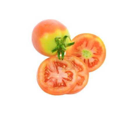 Téléchargez les photos : Tranches de tomates rouges fraîches isolées sur fond blanc - en image libre de droit