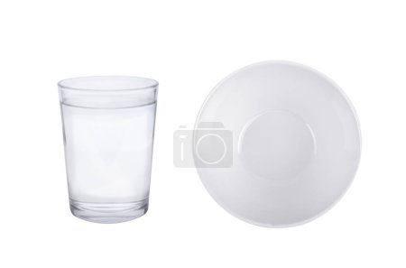 Téléchargez les photos : Verre à eau et tasse isolée sur fond blanc - en image libre de droit