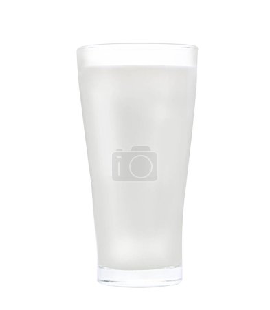 Téléchargez les photos : Verre de lait et céréales dans un bol blanc sur fond blanc - en image libre de droit