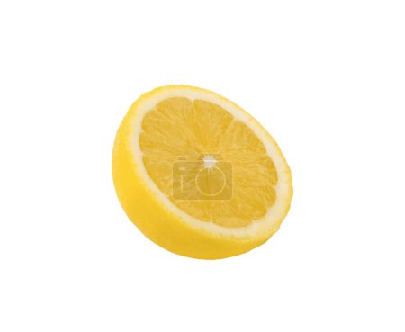 Téléchargez les photos : Tranches de citrons isolées sur fond blanc - en image libre de droit