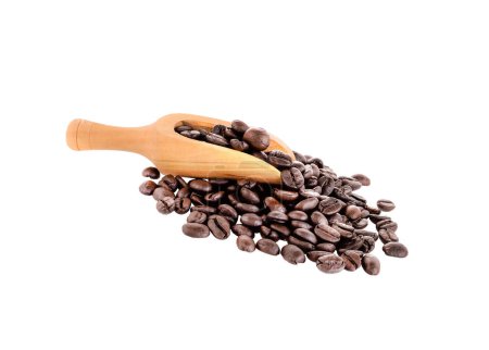 Téléchargez les photos : Grains de café sombres dans une cuillère en bois isolé sur fond blanc - en image libre de droit
