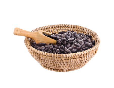 Téléchargez les photos : Grains de café noirs dans le panier isolé sur fond blanc - en image libre de droit