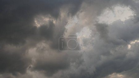 Téléchargez les photos : Nuages orageux sombres dans le ciel - en image libre de droit