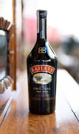 Téléchargez les photos : LVIV, UKRAINE - OCTOBER 26, 2022: Baileys Irish Cream glass bottle - en image libre de droit
