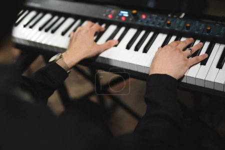 Foto de Primer plano de las manos de un pianista mientras toca el piano - Imagen libre de derechos