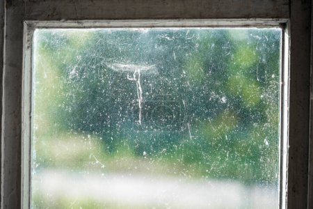vieja ventana sucia en una casa abandonada