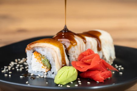 pyszne tradycyjne japońskie sushi i bułki na talerzu do nalewania sosu
