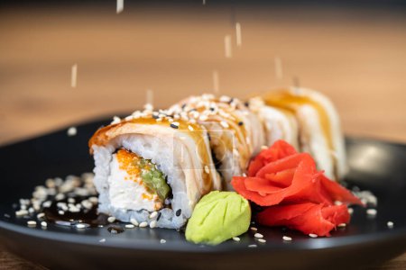 pyszne tradycyjne japońskie sushi i bułki na talerzu posypane nasionami sezamu