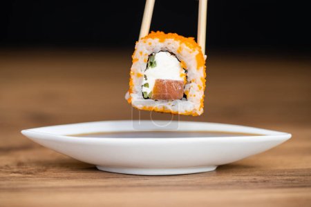 pyszne tradycyjne japońskie sushi i bułki na talerzu z pałeczkami