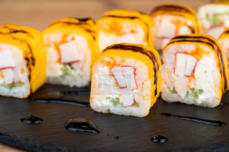 pyszne tradycyjne japońskie sushi i bułki na talerzu