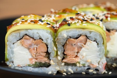 pyszne tradycyjne japońskie sushi i bułki na talerzu