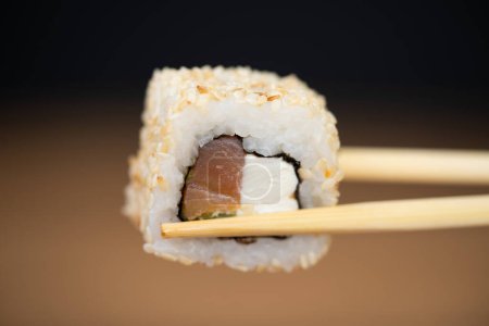 pyszne tradycyjne japońskie sushi i bułki na talerzu z pałeczkami